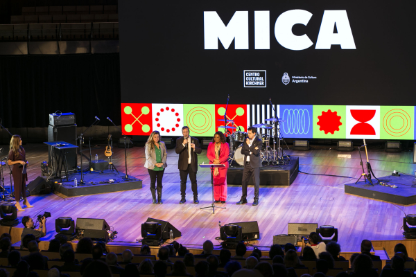 Lo que dejó la apertura del mercado de industrias culturales argentinas, desfile y show musicales.