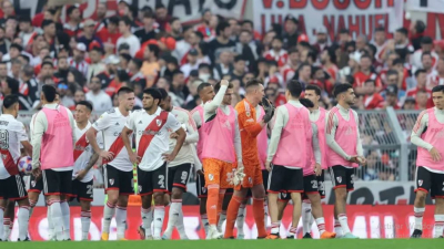 River completa su partido suspendido con Defensa y Justicia tras la trágica muerte de un hincha