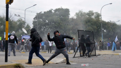 Violenta represión deja 70 heridos y detenidos tras aprobación y jura de reforma de la Constitución