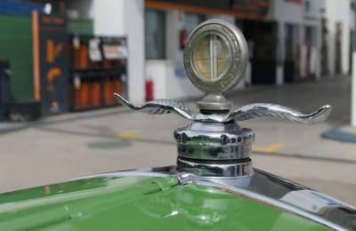 ¿Adornos del capó hacen que el auto consuma más?