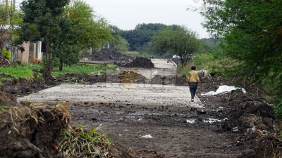 Pavimento "sospechoso" en el barrio Emerenciano: informe de Vialidad Provincial