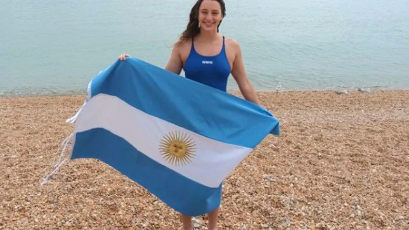 Una nadadora argentina cruzó el Canal de la Mancha en 13 horas