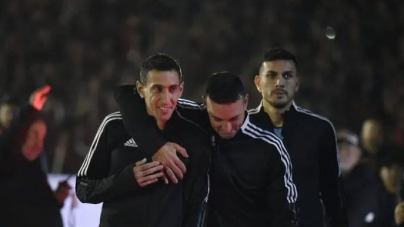 Di María recibió el reconocimiento del estadio de Newell"s