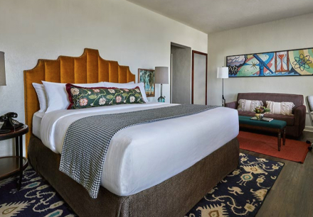 hotel suelo madera y alfombra.jpg