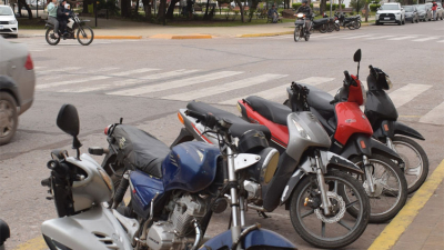Quejas de comerciantes y peatones por la gran cantidad de motos en las veredas
