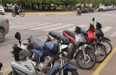 Quejas de comerciantes y peatones por la gran cantidad de motos en las veredas