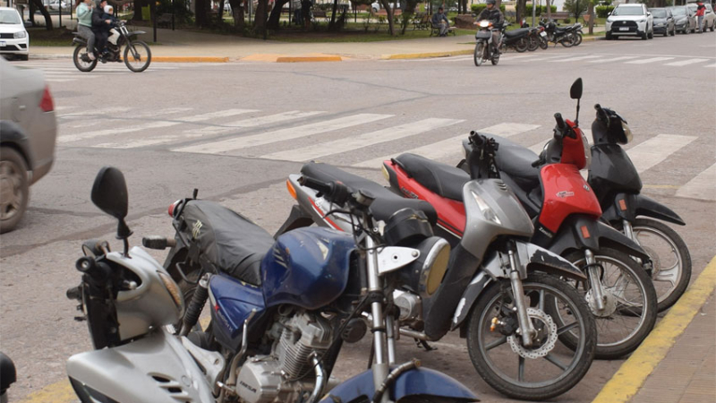 Quejas de comerciantes y peatones por la gran cantidad de motos en las veredas