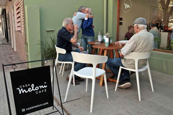 Los amigos de Meloni se reunieron en Casa Meloni, Bar.
