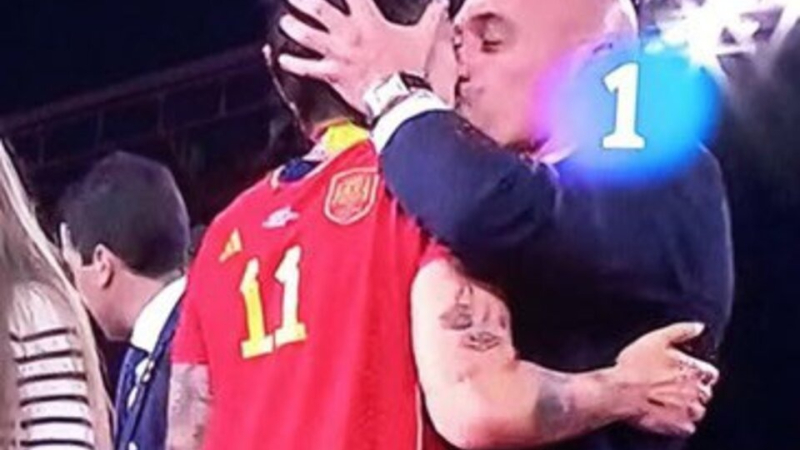 Una jugadora de la Selección de España fue besada sin consentimiento