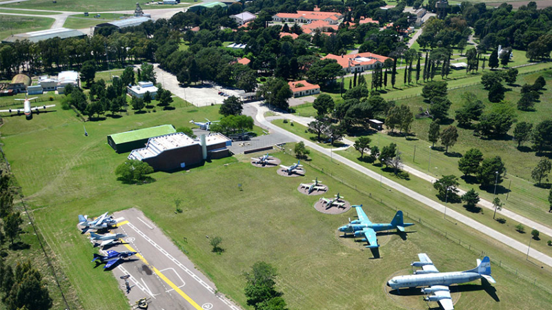 Una base aeronaval en Bahía Blanca fue ataca por OVNIS