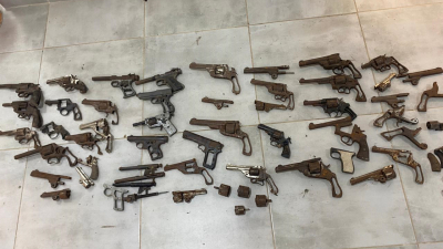 Barrio Ex Plomo: lo detuvieron tras la denuncia de su pareja y tenía un arsenal en su casa