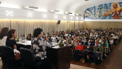 Historiadora sostiene que las derechas atacan a los feminismos con recursos que antes no tenían