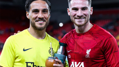 Tomando mates en pleno Anfield