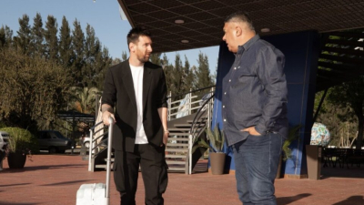 Messi llegó a la Argentina para sumarse a la Selección de cara a los partidos contra Paraguay y Perú por las Eliminatorias