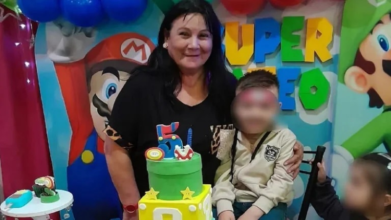 Esperaba a su hija y a su nieta en la vereda y la asesinaron por la espalda para robarle el auto