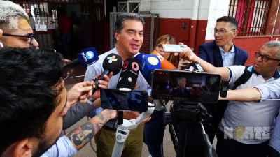 Capitanich fue el primero en votar y anheló que el pueblo "pueda concurrir a las urnas y elegir libremente"