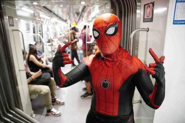 Un spiderman camino al Obelisco.