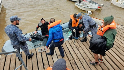 La Armada uruguaya rescató a 12 argentinos de un velero que se hundió en el Río de la Plata