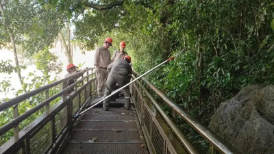Una vez más el Iguazú se llevó las pasarelas de las cataratas