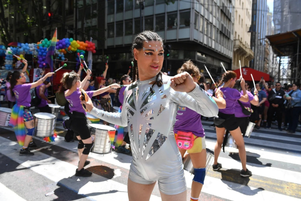 Según la Comisión Organizadora de la Marcha del Orgullo se trata del acto público más importante de la comunidad LGBTIQ+ en la Argentina.