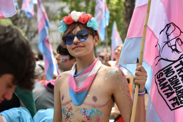 La marcha incluyó banderas de diversidad de otras provincias.