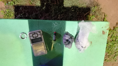 Vio a la policía, descartó la droga y huyó