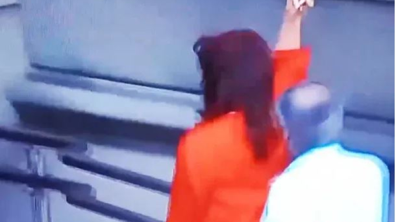 El polémico gesto de Cristina Kirchner a los libertarios que la insultaban