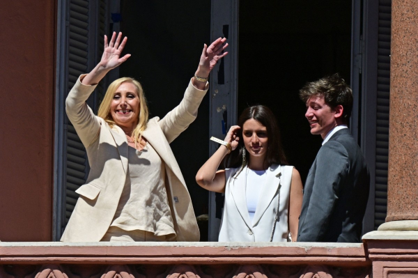 Karina Milei, hermana del nuevo presidente de Argentina, Javier Milei, saluda a la multitud desde un balcón de la Casa Rosada. Foto: Pablo PORCIUNCULA / AFP.