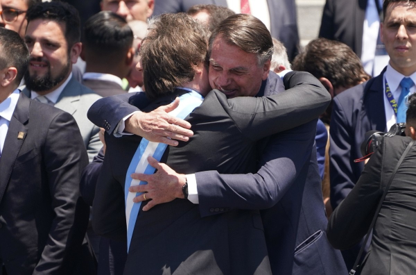 El expresidente Jair Bolsonaro abraza al presidente electo Javier Milei. Foto: Juano Tesone.