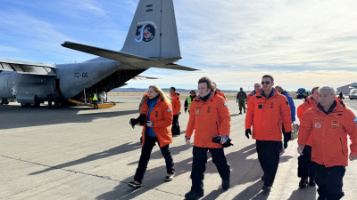 Milei partió a la Antártida para visitar las bases de Marambio y Esperanza