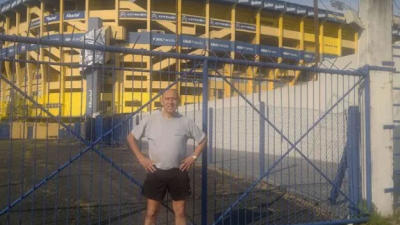 Es tío de Milei, trabaja como repartidor y votó a Massa