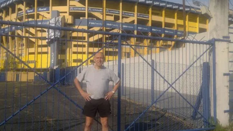 Es tío de Milei, trabaja como repartidor y votó a Massa