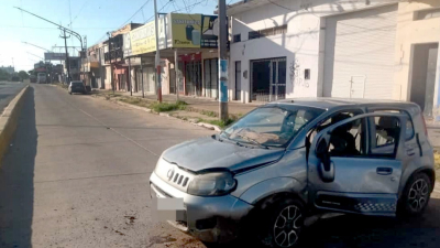 Chocó y se fue: dejó el auto en medio de la avenida