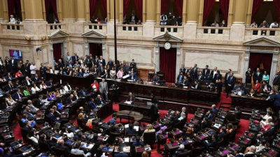 La sesión por la Ley Ómnibus se pospuso hasta el martes y el Gobierno sigue negociando los artículos clave