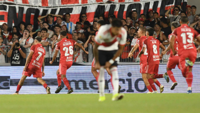 River no aguantó la ventaja e igualó ante Argentinos Juniors en el debut