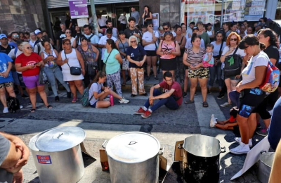 Movimientos sociales reclamaron donación de alimentos en supermercados