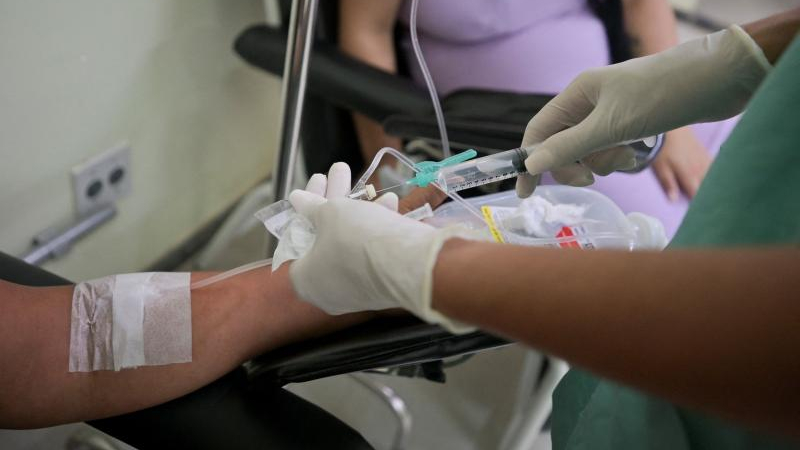 Tener dengue y buscar atención médica: un drama que la crisis acentúa