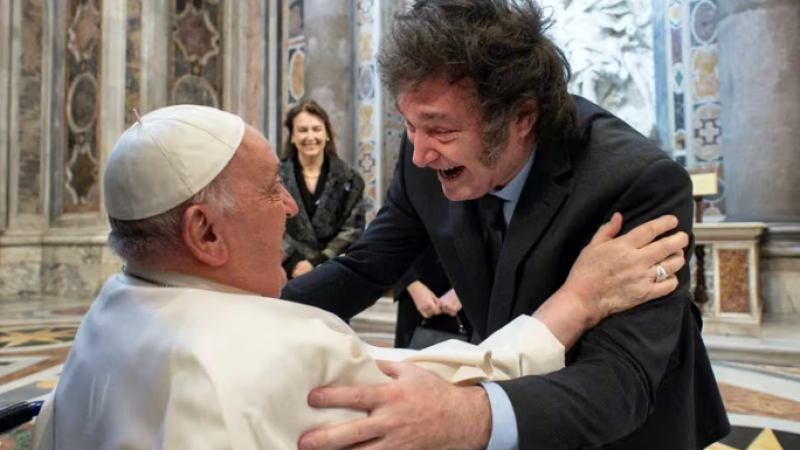 El primer encuentro público entre Milei y el Papa Francisco