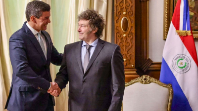 Javier Milei recibió a Santiago Peña: es el primer presidente de la región en visitarlo desde su asunción