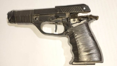 Quiso robar una heladería con un arma de juguete y fue reducido por una empleada