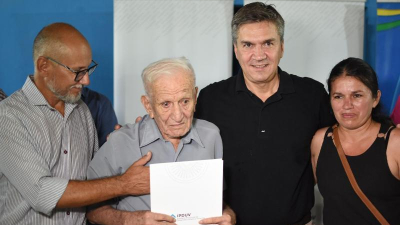 Zdero entregó títulos de propiedad y completó intensa agenda en Castelli