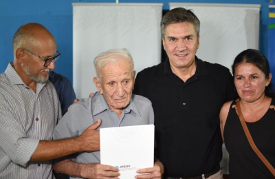 Zdero entregó títulos de propiedad y completó intensa agenda en Castelli