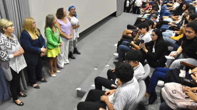 Cine debate sobre trata de personas junto con estudiantes secundarios