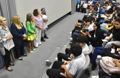 Cine debate sobre trata de personas junto con estudiantes secundarios