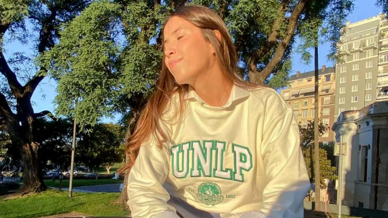 La historia de dos hermanas que son furor en redes vendiendo buzos con logos de universidades de la Argentina