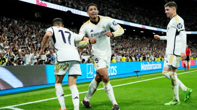 El Real Madrid le ganó con polémica por 3-2 al Barcelona y se encamina el título