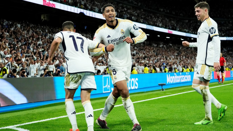 El Real Madrid le ganó con polémica por 3-2 al Barcelona y se encamina el título