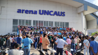 Multitudinaria manifestación de padres, vecinos y alumnos en defensa de la universidad pública