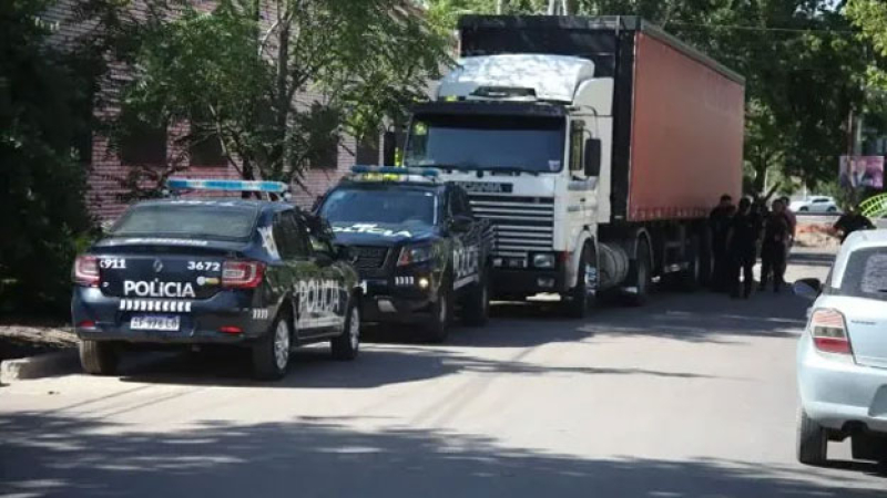 Llevaba varios días muerto y sus perros se lo estaban comiendo