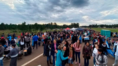 Docentes levantaron el bloqueo en Garupá, pero policías y estatales mantienen la protesta